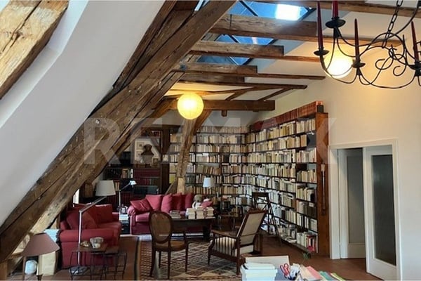 Historische Dachwohnung an bester Lage  attraktive Investitionsmöglichkeit 5