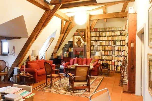 Historische Dachwohnung an bester Lage  attraktive Investitionsmöglichkeit 4