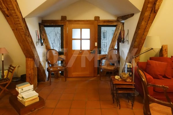 Historische Dachwohnung an bester Lage  attraktive Investitionsmöglichkeit 3