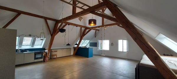 Charmante grossräumige 2.5-Zimmer-Dachwohnung in Kerzers – renoviert und ruhig gelegen 2