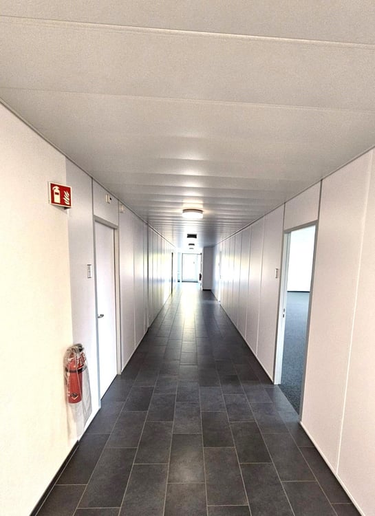 Helle Büroräumlichkeit nahe Bahnhof Ins 7