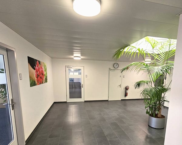 Helle Büroräumlichkeit nahe Bahnhof Ins 6