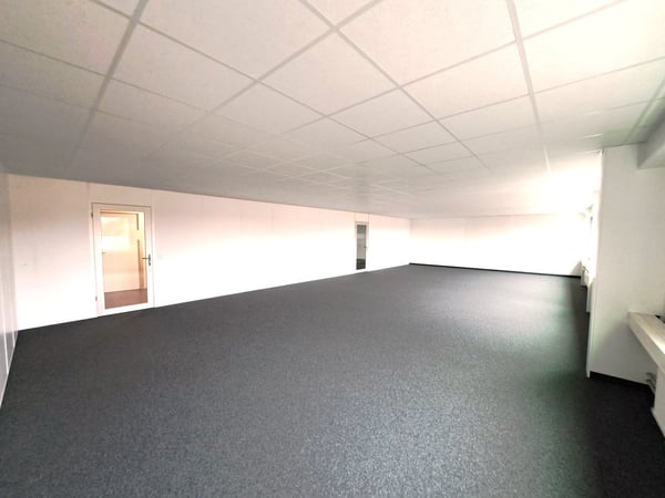 Helle Büroräumlichkeit nahe Bahnhof Ins 1
