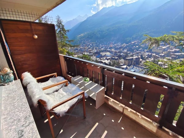 Helle 4.5 Zimmerwohnung mit schöne Blick auf das Dorf 12