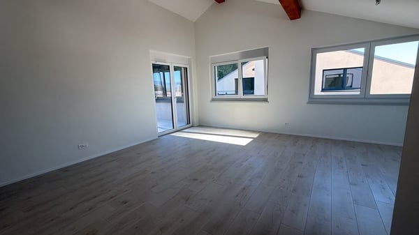 Moderne 3.5-Zimmer-Wohnung mit Balkon in Niederurnen, Glarus Nord 2