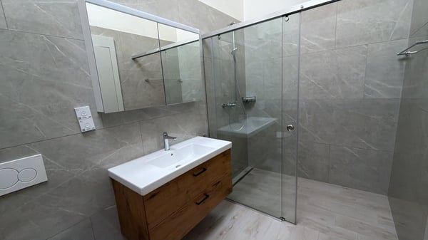Moderne 3.5-Zimmer-Wohnung mit Balkon in Niederurnen, Glarus Nord 9