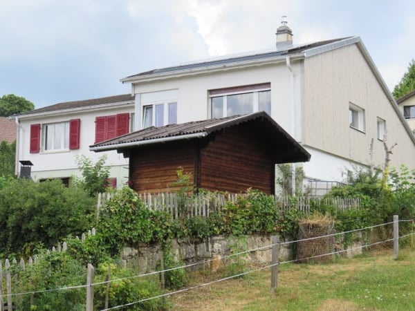 MAISON FAMILIALE SITUEE DANS UN QUARTIER RESIDENTIEL TRES CALME AVEC TRES BELLE VUE SUR LE CHASSERAL 1