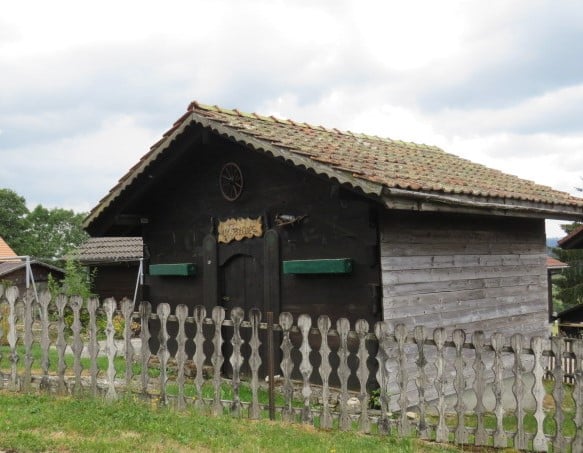 MAISON FAMILIALE SITUEE DANS UN QUARTIER RESIDENTIEL TRES CALME AVEC TRES BELLE VUE SUR LE CHASSERAL 15