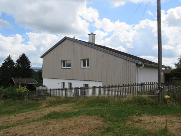 MAISON FAMILIALE SITUEE DANS UN QUARTIER RESIDENTIEL TRES CALME AVEC TRES BELLE VUE SUR LE CHASSERAL 9