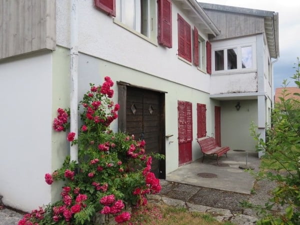 MAISON FAMILIALE SITUEE DANS UN QUARTIER RESIDENTIEL TRES CALME AVEC TRES BELLE VUE SUR LE CHASSERAL 10