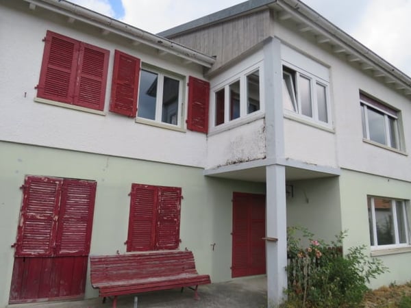 MAISON FAMILIALE SITUEE DANS UN QUARTIER RESIDENTIEL TRES CALME AVEC TRES BELLE VUE SUR LE CHASSERAL 11