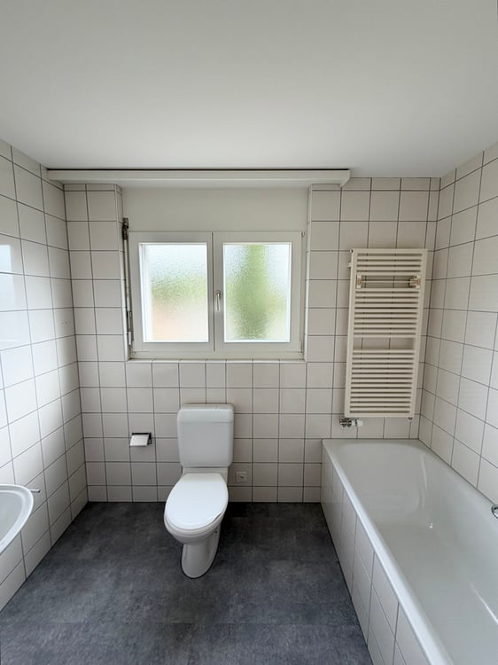 Grosszügige 4-Zimmerwohnung in familienfreundlicher Lage in Aesch 12