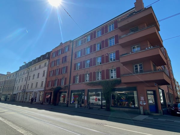 Zentrale Wohnung im 5. OG mit Balkon 1