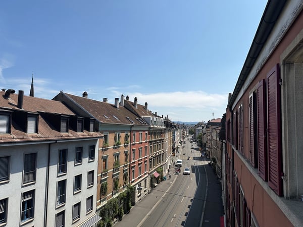 Zentrale Wohnung im 5. OG mit Balkon 12
