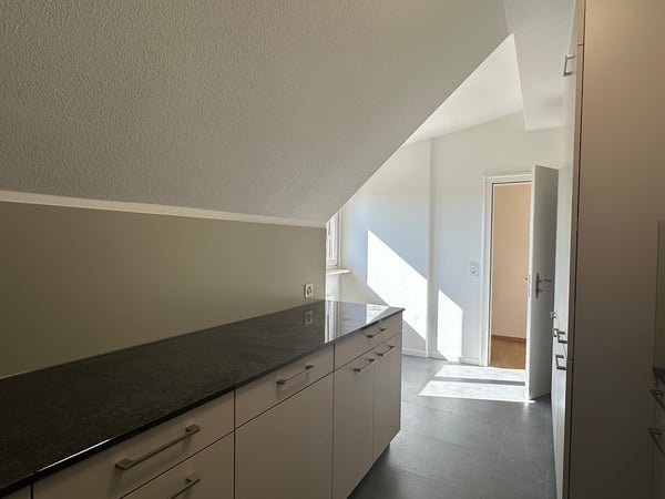 Charmante Dachwohnung mit Cheminée und sonnigem Balkon 5