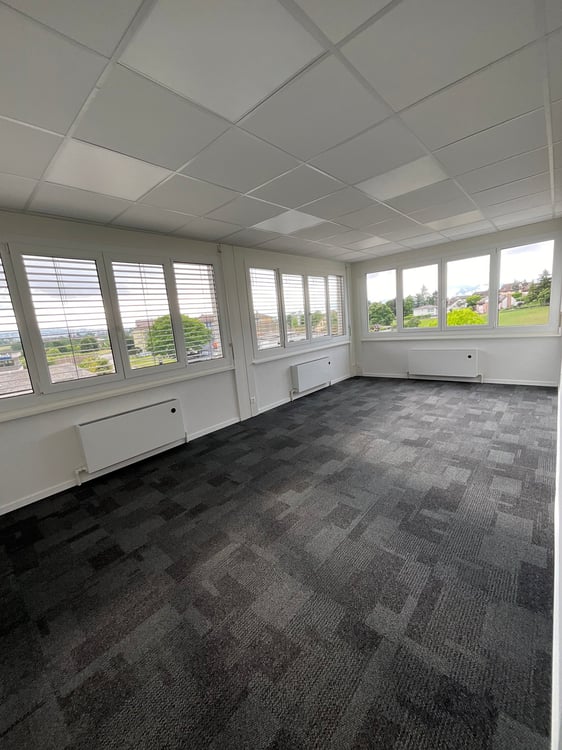 Espace commercial lumineux à louer à Denges 1er loyer offert