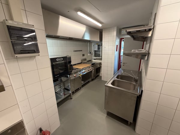 Mendrisio affittiamo ampio stabile commerciale/artigianale con ristorante 11
