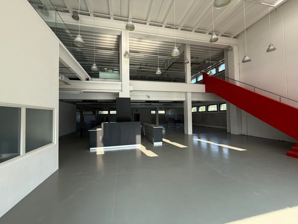 Mendrisio affittiamo ampio stabile commerciale/artigianale con ristorante 2