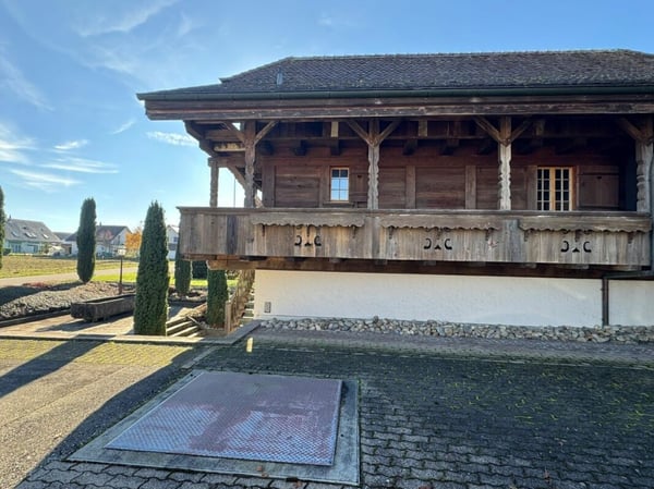 GROSSEN IMMOBILIEN - Charmanter Spycher mit modernem Anbau und einzigartigem Weinkeller 4