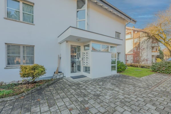 GROSSEN IMMOBILIEN - Gepflegter Hausteil mit drei 4.5-Zimmer-Wohnungen 2