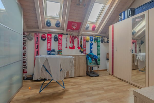 GROSSEN IMMOBILIEN - Gepflegter Hausteil mit drei 4.5-Zimmer-Wohnungen 16