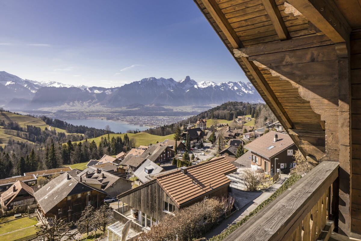 GROSSEN IMMOBILIEN - Charmantes Chalet mit See- und Bergsicht in Goldiwil