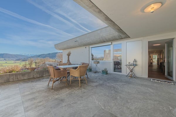 GROSSEN IMMOBILIEN - Exklusives 5.5-Zimmer-Terrassenhaus mit Panorama auf Aaretal und Berner Alpen 1