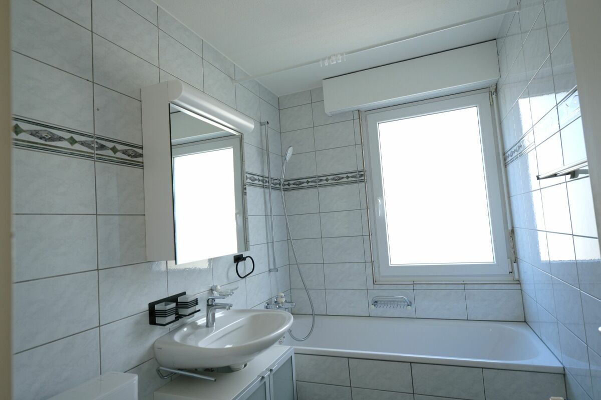 GROSSEN IMMOBILIEN - 3.5-Zimmer-Wohnung mit grossem Balkon und direktem Gartenzugang in Thierachern