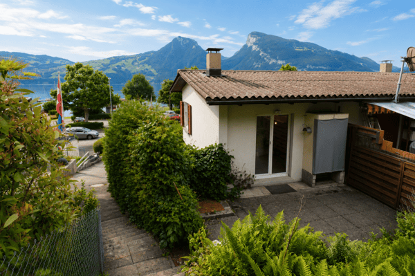GROSSEN IMMOBILIEN - 2,5-Zimmer Ferienhäuschen mit Seesicht in Faulensee 1