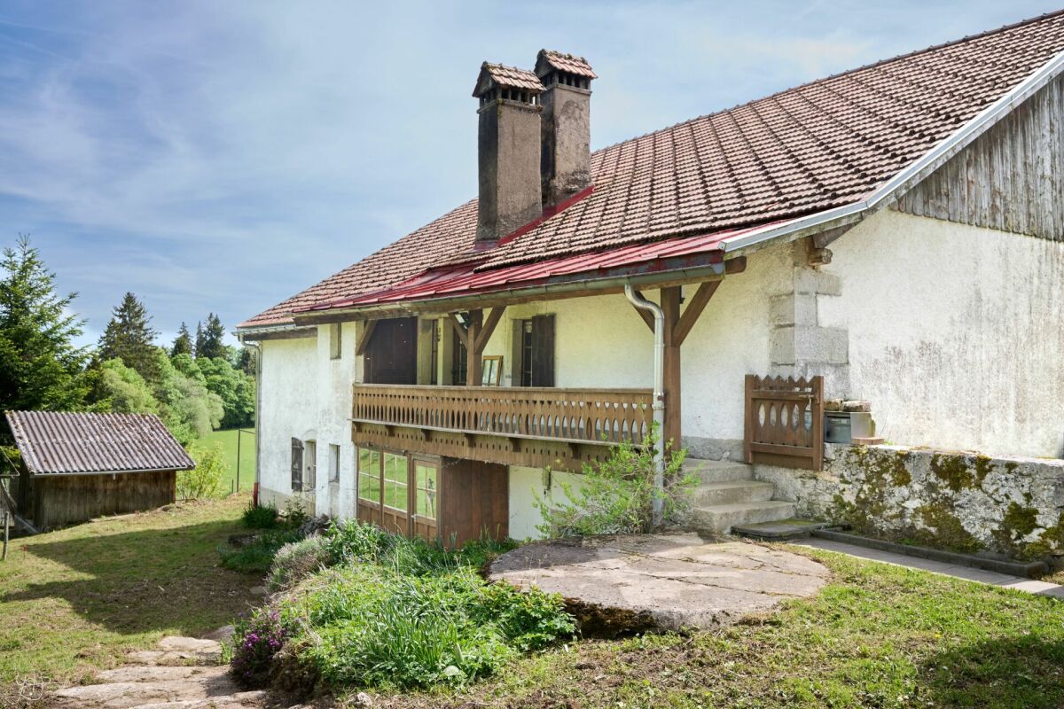Ancienne ferme à rénover au coeur de la verdure