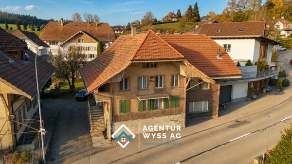 Zweifamilienhaus mit Renovationsbedarf und zusätzlicher Baulandparzelle 1