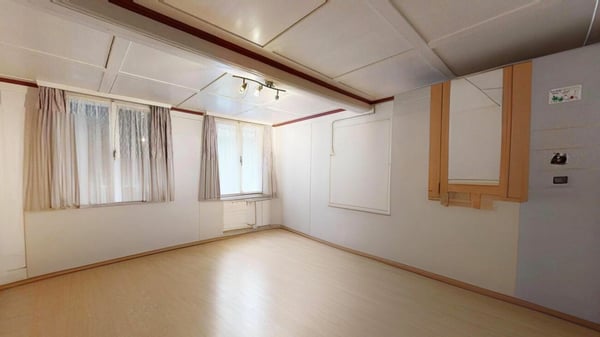 Zweifamilienhaus mit Renovationsbedarf und zusätzlicher Baulandparzelle 9