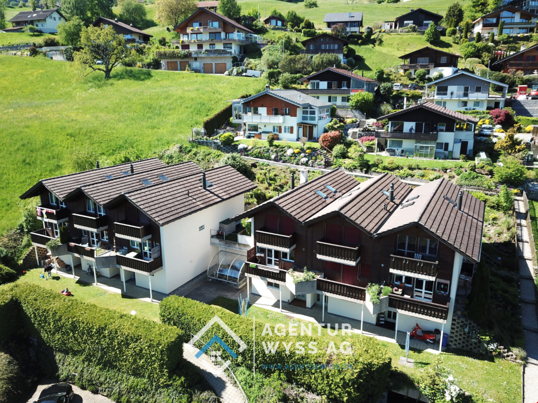 Agentur Wyss AG: Schönes 4.5 Zi. REFH in Faulensee mit Seesicht