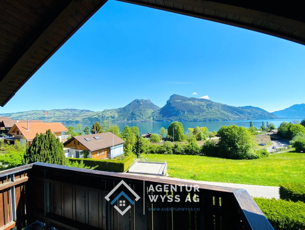 Agentur Wyss AG: Schönes 4.5 Zi. REFH in Faulensee mit Seesicht