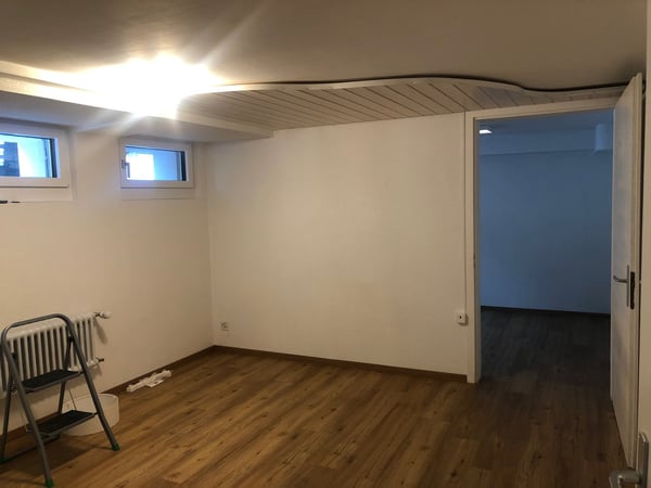 Local-bureau situé au sous-sol d’une petite maison individuelle. 1