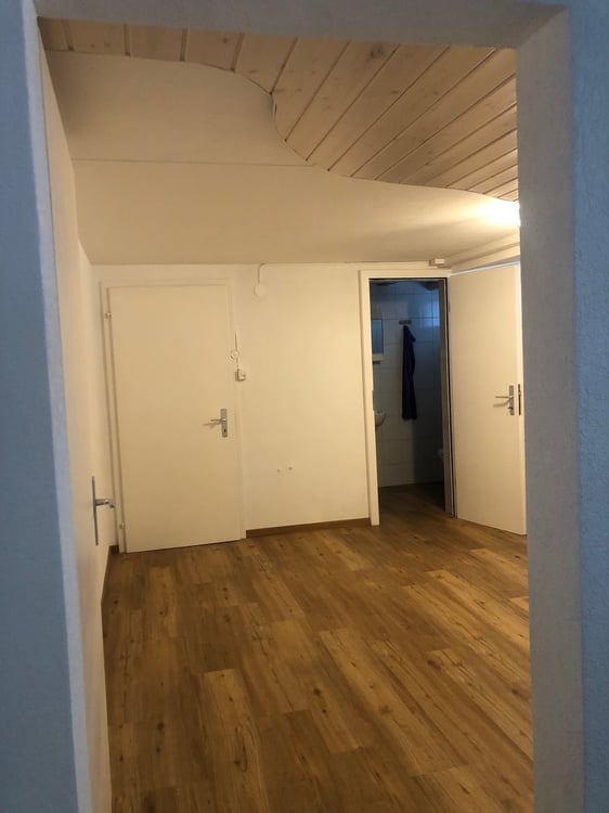 Local-bureau situé au sous-sol d’une petite maison individuelle. 2