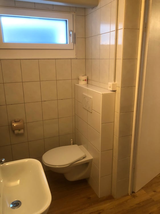 Local-bureau situé au sous-sol d’une petite maison individuelle. 6