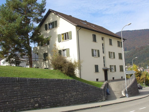 Appartement situé dans un petit immeuble de 3 étages. 10