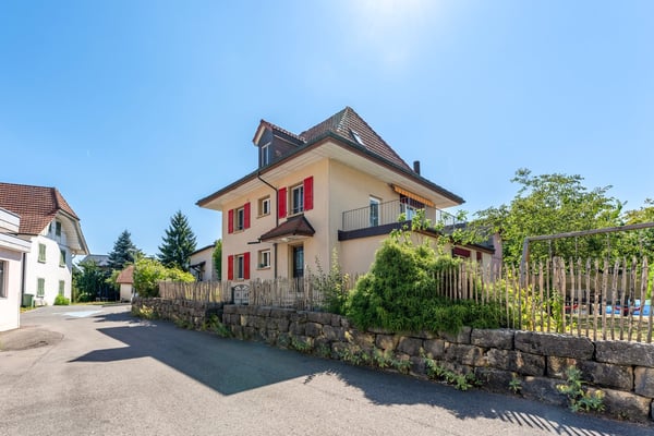 Freistehendes 7½-Zimmer-Einfamilienhaus mit viel Platz im Dorfkern von Busswil 2