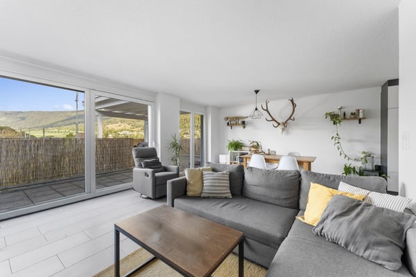 Attique 3,5 pièces, terrasse 29 m², vue Jura | 3.5-Zi.-Attika mit Terrasse