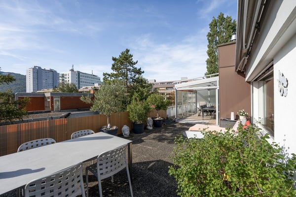 Attika mit 93 m² Terrasse an der Zihl | Attique avec terrasse de 93 m² 9