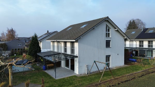 Ihr neues Zuhause mit Stil – modernes Doppeleinfamilienhaus mit schöner Terrasse und Garten