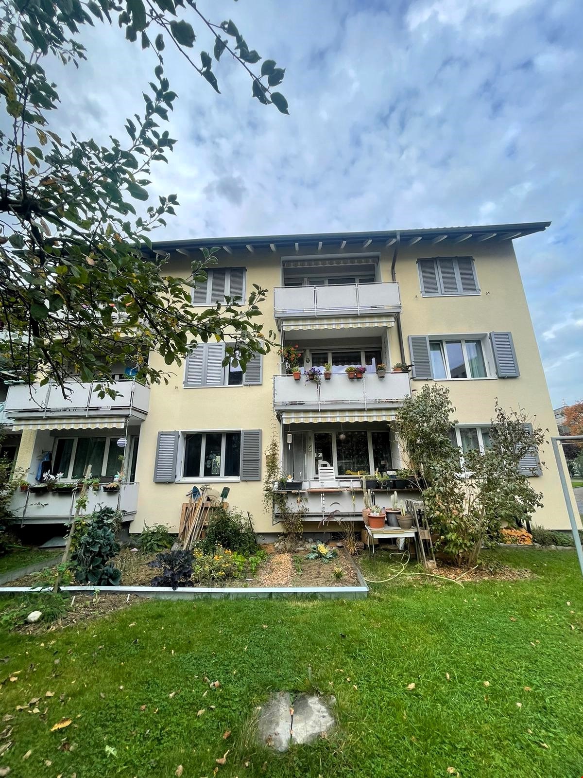 Bild Helle 4.5-Zimmer-Wohnung mit Balkon und Gartenzugang