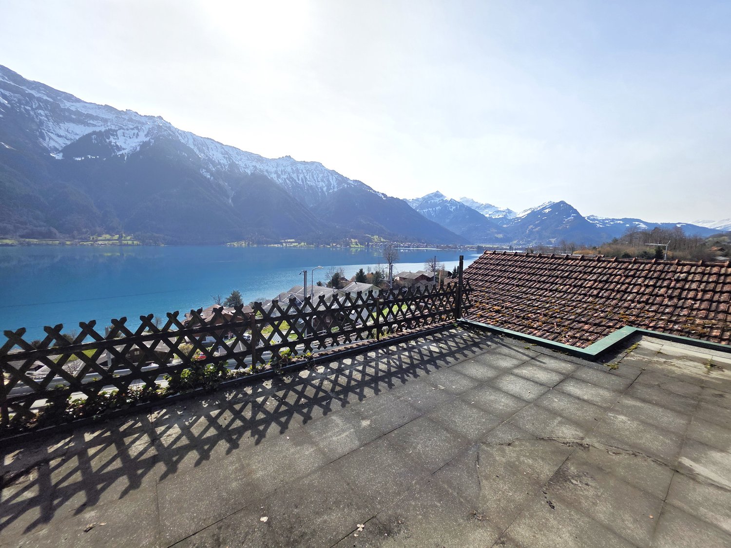 Roof terrace with a view of a lake and mountains