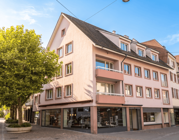 Ihre neue Adresse mitten im Herzen von Riehen – im 1. Obergeschoss direkt am Dorfplatz!