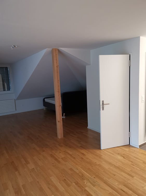 Charmante 1.5-Zimmer-Dachwohnung mit Balkon in Burgdorf 3