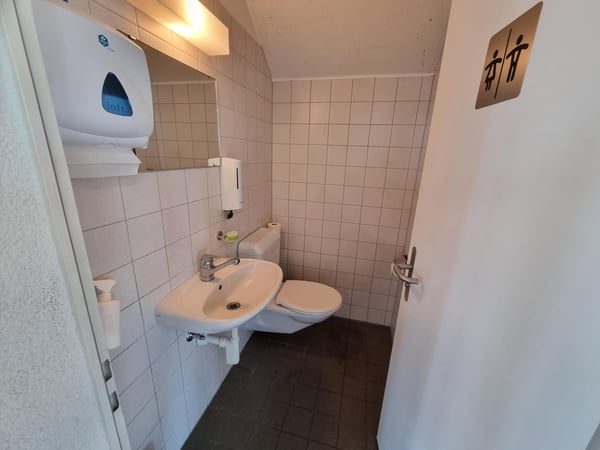 Vermietung von ebenerdigen Gewerbeflächen mit vielen Parkmöglichkeiten 8