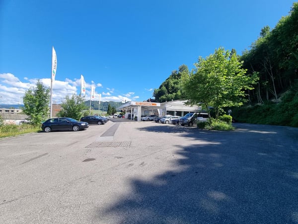 Vermietung von ebenerdigen Gewerbeflächen mit vielen Parkmöglichkeiten 2