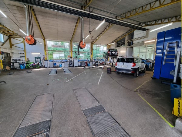 Vermietung von ebenerdigen Gewerbeflächen mit vielen Parkmöglichkeiten 9