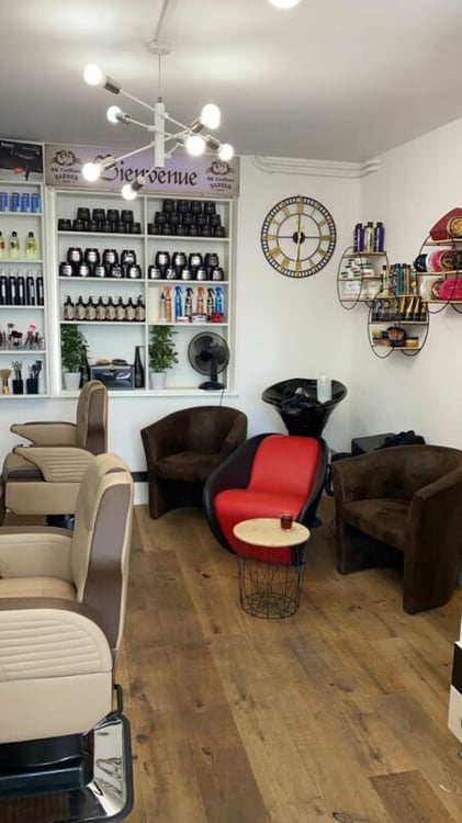 Salon de barbershop entièrement équipé à Fribourg 1